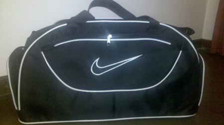 Art. 3009. Bolso deportivo mediano en cordura con estampa bordada.